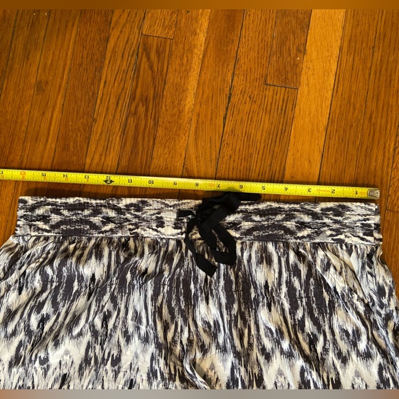 Black, White, and Gray Silk Joie Shorts in Size Medium - Picture 7 of 9